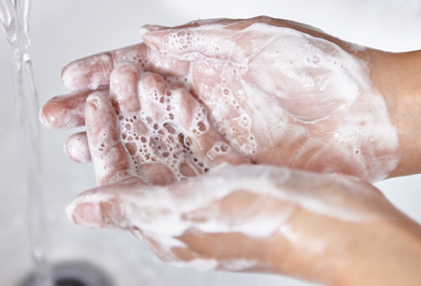 Чем отмыть руки от грязи. Гигиена. Человек моет руки с мылом. Мытье рук фото.