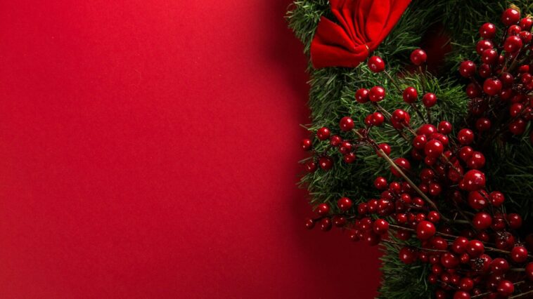 cvfarq2qu8y a close up of a christmas wreath on a red background